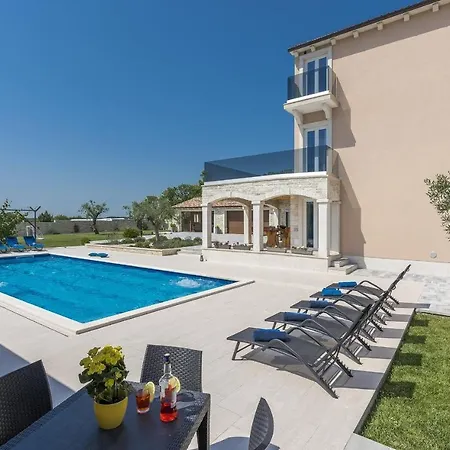Luxury With A Swimming Pool Vodnjan, Fazana - 16867 Mednjan
